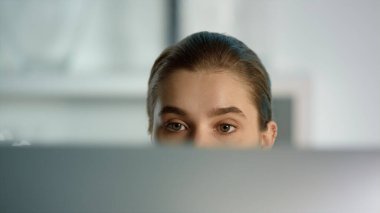 Öğrenci bilgisayar ekranını kapatıyor. Laptop kullanarak çalışmaya odaklanmış bir kız. Tanımlanamayan serbest gazeteci evde blog makalesi yazıyor. Verileri analiz eden ciddi bir iş kadını banka müdürü.