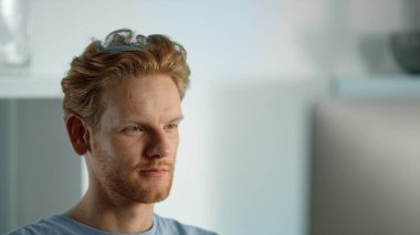 Gülümseyen adam bilgisayar ekranına yakından bakıyor. İnternette blog izleyen rahat kızıl adam. Odaklanmış yönetici yakışıklı iş adamı ofiste çalışıyor. İyi tatiller. Hafta sonları internette sörf yapın..