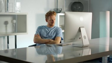 Yönetici merkez ofisteki bilgisayarı kontrol ediyor. Freelancer uzak işyerindeki verileri analiz ediyor. Odaklanmış kızıl saçlı adam hafta sonları fazla mesai yapıyor. Düşünceli işadamı e-posta gönderdi