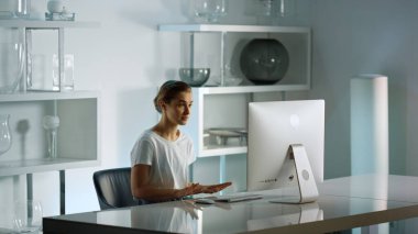 Genç iş kadını ev ofisteki video görüşmesini bitiriyor. Hanımefendi müşteriyle başarılı bir görüşmeden sonra rahat olun. Serbest çalışanların iş görüşmesini bitirmeyi düşünmekten yoruldum. Uzaktaki dersten sonra öğretmen dinleniyor.