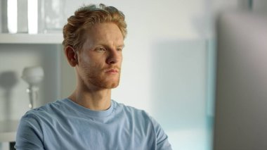 Bilgisayarda çalışan geliştirici ev kapanışı yapıyor. Odaklanmış yönetici sörf ağı. Ciddi kızılderili işadamı modern iş yerinde veri görünümlü ekranı kontrol ediyor. Tasarım yaratan düşünceli serbest yazar.