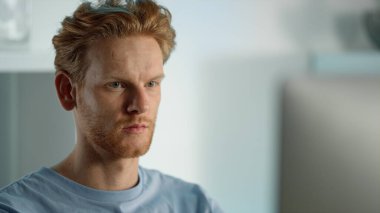 Ev ofisinde çalışan yakın plan odaklı geliştirici. İnternette gezinen ciddi kızıl adam. Yakışıklı, düşünceli iş adamı. Ekrandaki veri kontrol raporlarını inceliyor. Yazılım kullanıcı kavramı