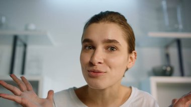 Kapanış duygusal kız videosu heyecan verici haberleri paylaşıyor. Web kamera görüntüsü. Mutlu neşeli kız evde terapi seansında konuşuyor. Arkadaşınla sanal buluşma randevusunda çekici sarışın sohbeti..