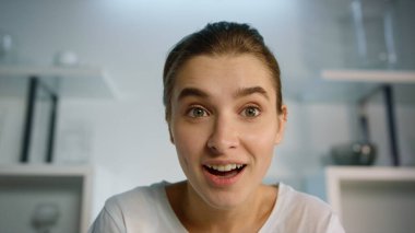 Yakın plan, bir kadının arkadaşıyla görüntülü konuşma yapmasına şaşırdı. Etkilenmiş kız haber alıyor. Heyecanlı güzel blogger koçu müşteriyle çevrimiçi iletişim kuruyor. Konferansta mutlu yönetici. Web kamera görüntüsü