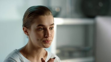 Dalgın bayan iş arkadaşlarıyla çevrimiçi bir konferans yapmayı düşünüyor. Odaklanmış iş kadını terapisti müşteriye uzaktan danışıyor. İş görüşmesinde düşünceli kız serbest çalışan sorunu çözüyor..