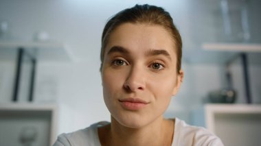 İnternetten kız arkadaş konuşması. Yakın çekim. Gülümseyen güzellik blogcusu evde video kaydına başlıyor. Çekici, mutlu bir kadın ailesiyle çevrimiçi video görüşmesi yapıyor. Müşteri ile iş adamı serbest sohbet uzaktan