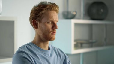 Ofisteki bilgisayarı kullanan odaklanmış bir öğrenci. Fare tutan elleri yakından çek. Ciddi derecede yorgun, serbest çalışan kızıl adam internette sörf raporu hazırlıyor. Düşünceli iş adamı hafta sonları evde çalışıyor..