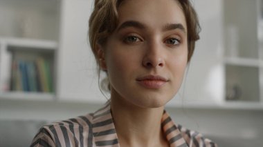 Güzel bir kadın pijamalarıyla eve yakın poz veriyor. Çekici sarışın hafta sonları dinleniyor. Genç kız başarılı iş kadını. Makyajsız bir sabahın tadını çıkarıyor. Güzel bayan, oturma odasında rahatlayın.