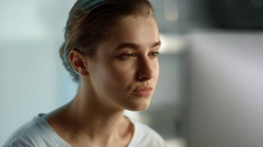 Öğretmen bilgisayar ekranını kapatıyor. Ciddi bir kadın test bilgilerini kontrol ediyor. Düşünceli yönetici sarışın iş kadını raporları düşünüyor. Odaklanmış öğrenci ders ödevlerini hazırlıyor.