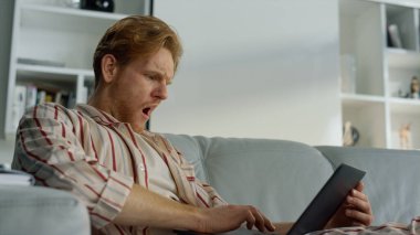 Bilgisayarda çalışan bir adam ev ofisinde esniyor. Şirket yöneticisi kanepede dinleniyor. Odaklanmış kızıl adam, uzaktaki iş yerinde yazı yazmakla meşgul. Sabah rutini konsepti.