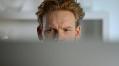 Ofiste masaüstü bilgisayarında çalışan serbest çalışan biri. Odaklanmış zencefil yöneticisi verileri analiz ediyor. Düşünceli öğrenci ders ödevi hazırlıyor. Adam odaklı olmayan monitörün arkasında haberleri okuyor