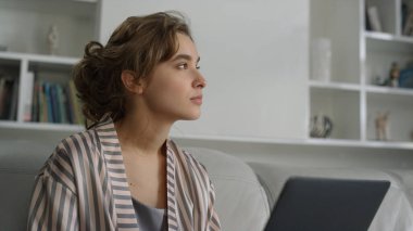 Düşünceli öğrenci, internet üzerinden yakın çekimde araştırma yapıyor. Güzel içerik yöneticisi pijamalarıyla çalışan yeni fikirler arıyor. Odaklanmış iş kadını çözüm arıyor.