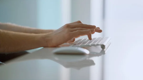 Mãos Trabalhador Segurando Mouse Usando Dispositivo Sem Fio Casa Brilhante — Fotografia de Stock
