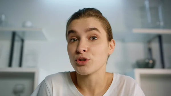 Közeli Lány Videóhívást Kezdeményez Otthon Családjával Webkamerára Néző Relaxált Menedzser — Stock Fotó