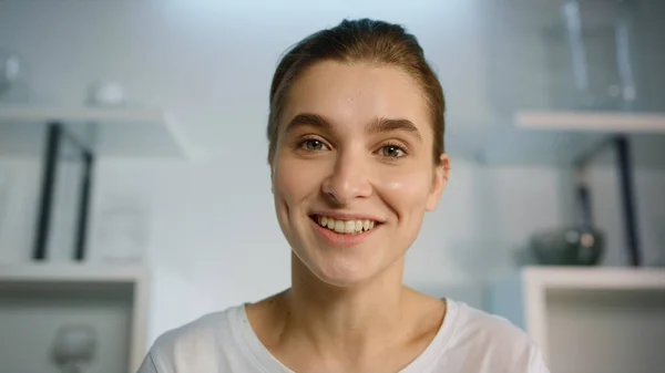 Mujer Sonriente Usando Webcam Primer Plano Casa Belleza Blogger Streaming — Foto de Stock