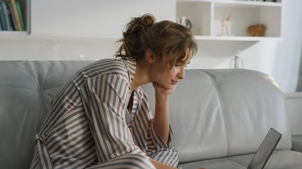 Unelias Nainen Käyttää Läppäriä Pyjamassa Lähikuva Toimistotyöntekijä Venyttää Haukottelua Sisätiloissa — kuvapankkivalokuva