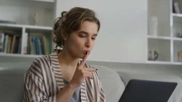 Denk Dat Manager Thuis Werkt Laptop Close Leuke Dame Pyjama — Stockfoto