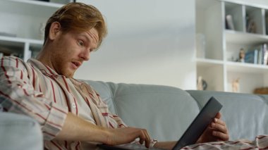 Uykulu milenyum bilgisayarı kapanıyor. Yorgun işadamı raporları analiz edip pijamalarıyla kanepede dinleniyor. Odaklanmış serbest çalışan kızılderili adam dizüstü bilgisayara bak. Öğrenci hafta sonları çok çalışır