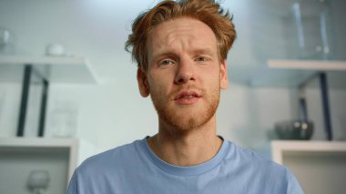 Yazılım müşterisi evdeki röportajı konuşuyor. Kızıl Adam görüntülü aramayı düşünmekten şüphe ediyor. Müşteri webcam görüşüyle projeyi tartışan düşünceli bir serbest yazar. Öğretmen öğrenci sohbet kayıt günlüğü