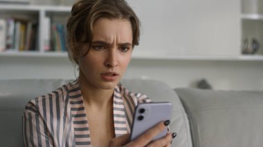 Freelancer sabah erken saatlerde iş reddi e-postalarını okumuş. Hüsrana uğramış bir kadın, sosyal medyada hoş olmayan mesajlar alıyor. Üzgün güzel bayan akıllı telefonu bir kenara bıraktı. Milenyum ilişkileri sorunları kavramı