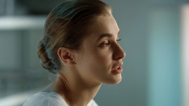 İşletme İK 'sı çalışanlarıyla çevrimiçi iletişim kuruyor. Arkadaşlarıyla sohbet eden güzel bir kızın hafta sonu görüntülü görüşmesi var. Güler yüzlü, kendine güvenen yönetici ekiple çalışmayı tartışıyor. İş görüşmesi konsepti