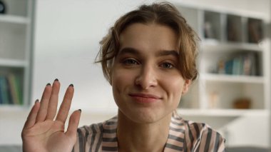 Yakın çekim, uykulu kız esneyen web kamerası görüntüsü. Güzel bir öğrenci ev ofisinde el sallamaya başlıyor. Çekici iş kadını sabahki sanal konferansa geç kaldı. Bağımsız yaşam tarzı konsepti