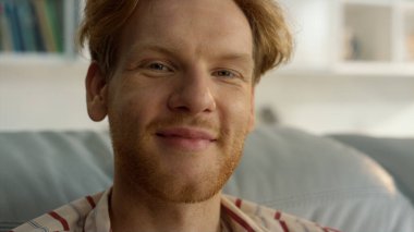 Mutlu iş adamı hafta sonunun keyfini çıkar. Gülen kızıl adam sabahları kanepede dinleniyor. Yakışıklı sakallı adam oturma odasında televizyon programı izliyor. Tatmin olmuş insan, kameraya bak.