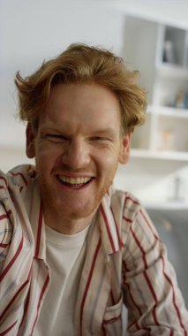 Evdeki yakın planda gülen bir web kamerası var. Neşeli kızıl adam internette kız arkadaşıyla karantinada konuşuyor. Gülümseyen iş adamı uzaktan ofisteki meslektaşını arıyor. Uzaklık ilişkileri kavramı