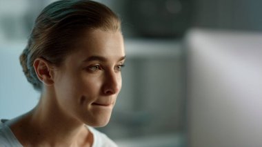 Blog yazıları hazırlayan ilham verici kız fikirleri. Güzel bayan yazar konuşma yapıyor. Başarılı iş kadını bilgisayar ekranı arıyor. Sosyal medyada internette sohbet eden güzel bir kadın..