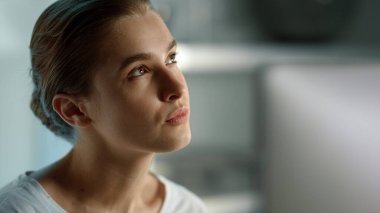 Makale portresi oluşturmaya odaklanmış bir yazar. İş kadını ev ofisteki proje sunumunu gözden geçirsin. Ciddi, güzel bir kadın yönetici bilgisayar e-postası üzerinde çalışıyor. Güzel kız ilham arıyor..