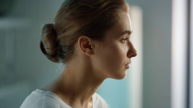 Düşünen kız yalnız çalışıyor. Yakın plan. Yaratıcı yönetici yeni fikirler arıyor. Odaklanmış güzel bayan proje planı yapmayı düşünüyor. Dekorasyondan önce düşünceli tasarımcı gözlem odası.