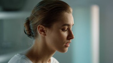 Dudaklarını ısıran düşünceli kız. Düşünceli şirket çalışanı yöneticisi sorun çözmeyi düşünür. Güzel kız öğrenci kompozisyon yazmayı hayal ediyor. Rüya gören eş sörf tatili gezisi arıyor. İlham konsepti