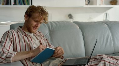 Gülümseyen adam hafta sonları eve yakın çekim yapıyor. Kızıl öğrenci notlar alıyor. Webinar dersini uzaktan kumandalı ofiste pijamalarıyla izleyen serbest çalışan mutlu bir adam. Kanepede kızıl saçlı yöneticinin internette gezinmesi