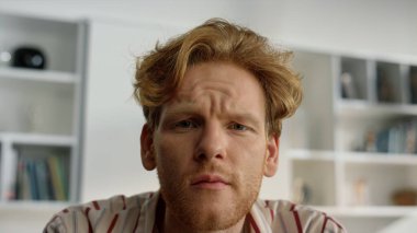 Çözüm webcam görüşünü göz önünde bulundurun. Yorgun yönetici evde Webinar izler. Kafası karışmış kızıl öğrenci uzak bir iş yerinde ders çalışıyor. Düşünen işadamı hafta sonları fazla mesai yapıyor.