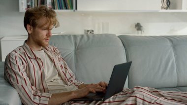 Öğrenci daktilo denemesi, evde yakın çekim. Odaklanmış iş adamı dizüstü bilgisayarda fazla mesai yapıyor. Kanepenin uzak işyerinde web dinlenmesi yapan düşünceli bir serbest yazar. Sosyal medyada ciddi adam sohbeti.