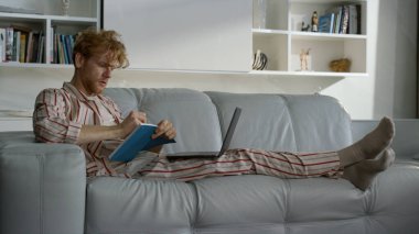 Serbest Çalışan, hafta sonları internette gezinerek notlar alıyor. Mutlu öğrenci kanepede ders çalışıyor. Ginger Man menejeri uzak bir iş yerinde iş sunumu yapıyor. Odaklanmış adam, bilgisayar kullanarak para kazanıyor..