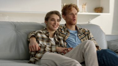 Hafta sonu kızıl adamla televizyon izleyen mutlu kız arkadaş. Evli çift rahat koltukta dinleniyor. Neşeli arkadaşlar çevrimiçi blog şovunu evde tartışıyorlar. Romantik aile kucaklaşması karantinada rahatlar.