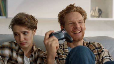 Koca hafta sonu aile kavgasında video oyunu zaferini kutluyor. Üzgün eş, turnuvada kaybettiği hayal kırıklığına uğramış kız. Heyecanlı, neşeli, kızıl adam. Kazanan nişancının keyfini çıkar. Aile eğlence zamanı..