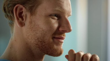 Gülümseyen adam çeneye elinle dokunuyor. Odaklanmış sakallı adam internette arkadaşlarıyla konuşuyor. Yakışıklı kızıl adam komik video blogu yazarlığı yorumları izliyor. Mutlu insan huzurevinin keyfini çıkar.