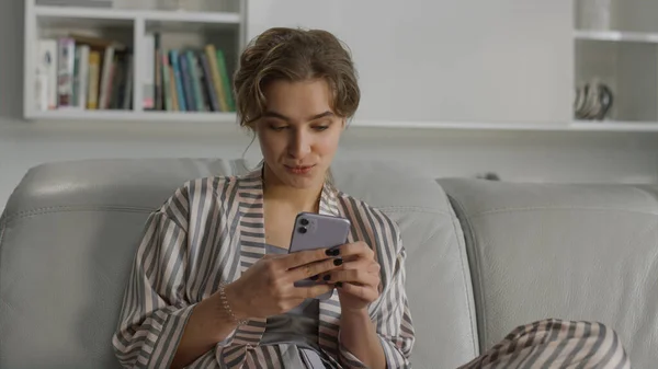 Γυναίκα Απολαμβάνουν Online Επικοινωνία Πρωί Χαμογελαστή Κοπέλα Χρησιμοποιούν Smartphone Closeup — Φωτογραφία Αρχείου