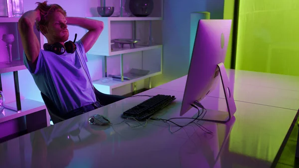 Teleurgesteld Gamer Verliezen Toernooi Ronde Gezellige Huis Neon Cyberspace Studio — Stockfoto
