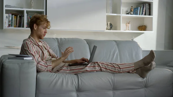Serbest Çalışan Biri Evde Pijamalarıyla Konuşuyor Zencefilli Adam Uzaktan Çalışıyor — Stok fotoğraf