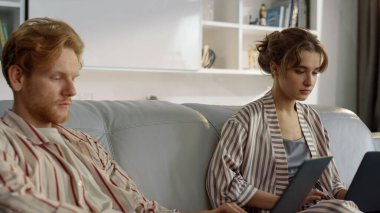 Odaklanmış ekip, uzaktan yakından ev kameraları ile çalışıyor. İki serbest çalışan, pijamalarıyla internet yazıları yazıyorlar. Laptopları daktilo eden kızıl saçlı kadın. Aile ortakları hafta sonu iş birliği yapıyor..