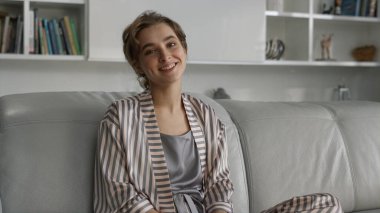 Çekici bir bayan dinlenme odasını kapatıyor. Rahat kız pijamalarıyla rahat bir evde sabahın tadını çıkarıyor. Gülümseyen serbest yazar işten sonra kanepede dinleniyor. Yorgun anne, yalnız düşün.