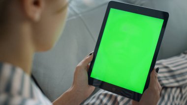 Evinde elinde tablet bilgisayar tutan bir kadın var. Öğrenci hafta sonları online blog izleme platformu kuruyor. Tanınmayan yönetici kanepede antrenman derslerinin tadını çıkarıyor. Krom tuş takımı ile dinlenen kız