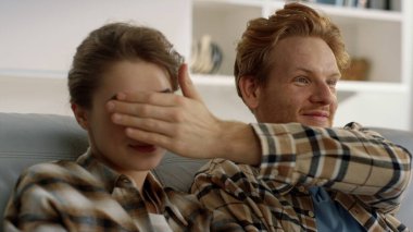 Evlerinde televizyon seyreden evli insanlar. Kızıl adam, kadın gözlerini kapat. Güzel bir aile oturma odasında birlikte dinleniyor. Neşeli kızıl saçlı koca şakası. Sıkılmış karınla eğlen..