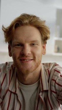 Webcam 'deki adam kamerayla arkadaşlarıyla yakın çekim konuşuyor. Kızıl hippi pijamalarıyla evde sohbet ediyor. Yakışıklı mutlu blogger hafta sonu sabah video kaydını yayınlıyor. Heyecanlı adam sanal randevudan hoşlanıyor