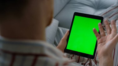 Elinde tablet olan adam pijamalarını yakına çağırıyor. Krom anahtar ekran cihazı. Tanımlanamayan bir öğrenci internette görüntülü konuşma yapıyor. Bilinmeyen yönetici ekiple uzaktan iletişim kurar.