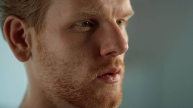 Odaklanmış adam çevrimiçi blog okuyor. Ciddi öğrenci ilginç bilgiler öğreniyor. Uzaktan maç izleyen kızıl sakallı yakışıklı adam. Freelancer bilgisayardaki raporları analiz ediyor.