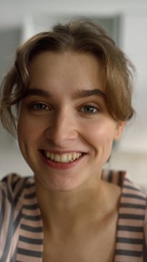 Çekici sarışın sohbet eden web kamerası evde yakın plan. Pijamalarıyla el sallayan mutlu milenyum kızları. Güzel bayan eş, hafta sonları internette hoş sohbetler yapar. Gülümseyen kadın blog yazarı vlog kaydediyor.